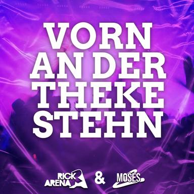 Vorn an der Theke stehn